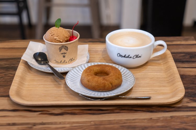 充実のジェラート&焼きドーナツ ドリンクセット1400円〜。