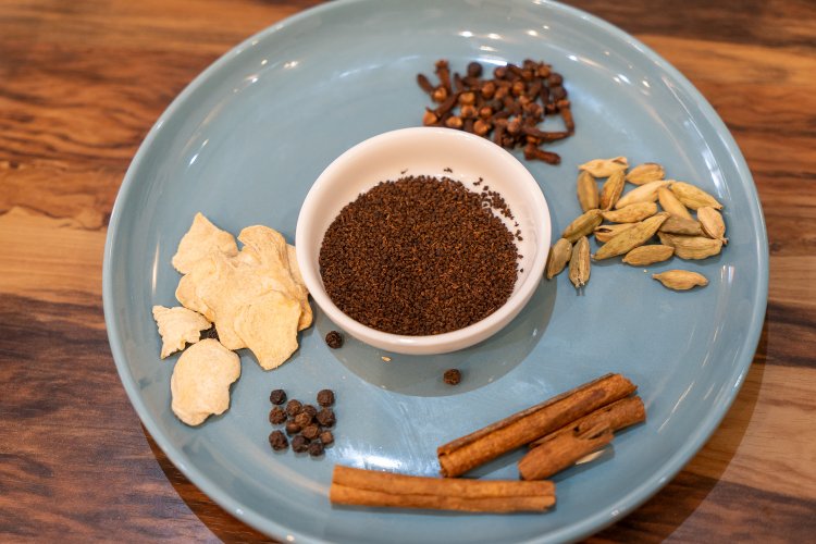 中央が茶葉。上から時計周りにクローブ、カルダモン、シナモン、ブラックペッパー、ジンジャー。