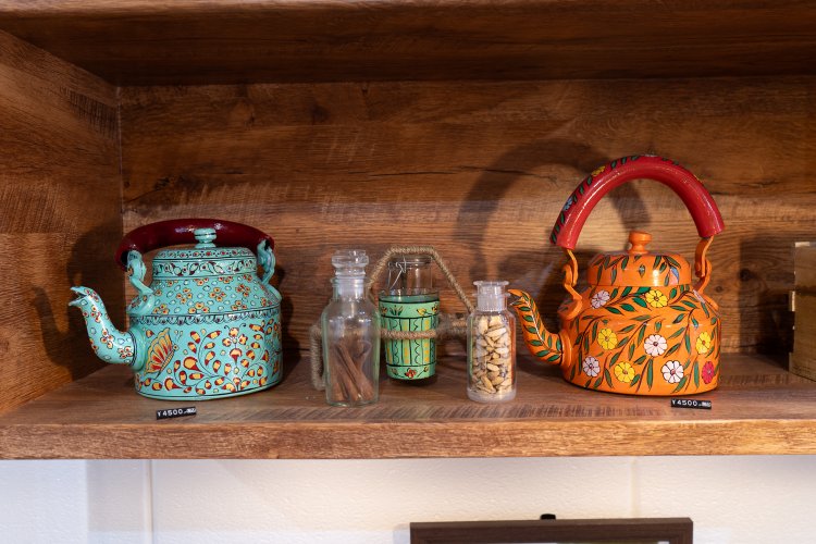 店内では、色遣いがかわいい、インドのチャイ用茶器も販売。