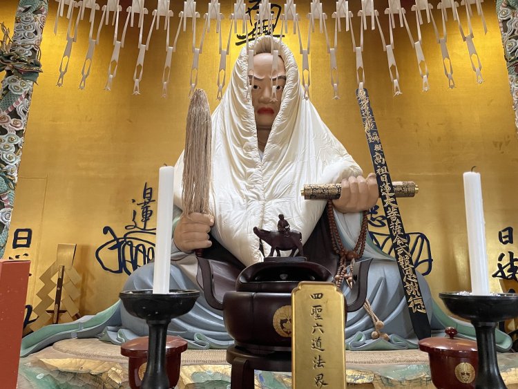 威厳ある姿の日蓮像。