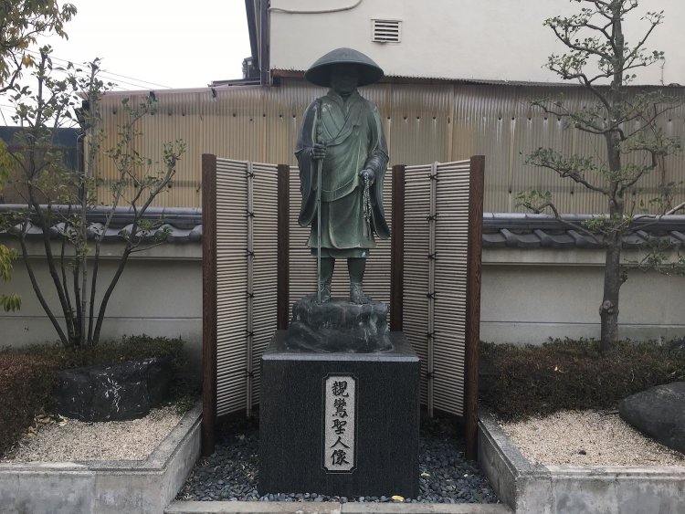 浄土真宗の宗祖である親鸞の像