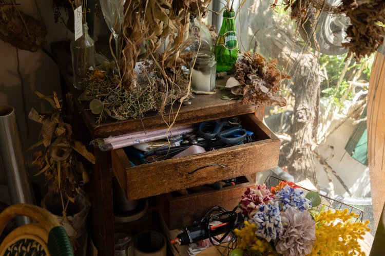 カフェの定休日はフローリストである奈美江さんのアトリエ『green』に。オーダーに応じてリースやアレンジメントを制作し、月1でワークショップも開催。