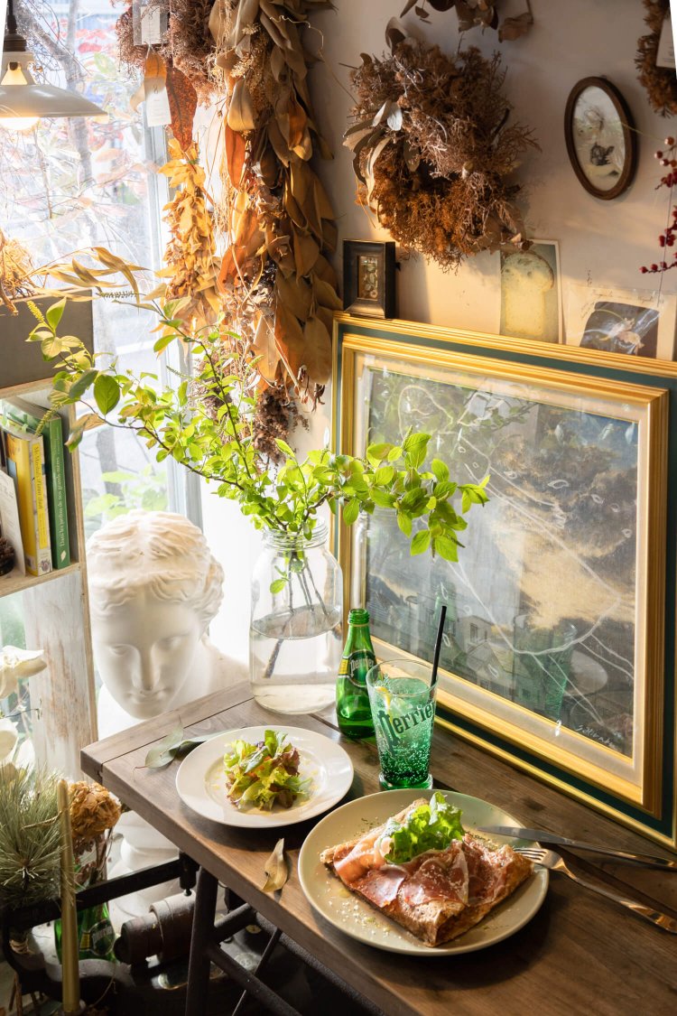 サラダ付きガレットの生ハム・ルッコラ・目玉焼き・チーズ1100円と、ミントシロップ＆ペリエのペリエマント650円。