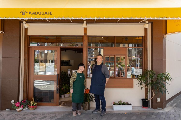 金物店を母・則さん、カフェを息子・栄一さんが担当。