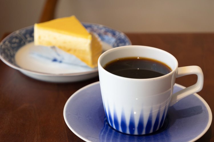 KADOCAFEブレンド500円。売り切れ御免のババロア（オレンジ）480円は季節替わりで、パイナップルやカシスになることも。セット950円。