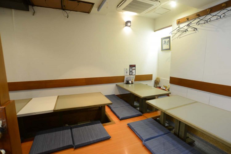 くつろぎながら料理や酒が楽しめる掘りごたつ式の座敷。