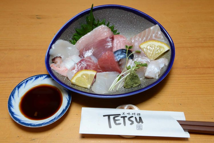 見た目も華やかな天然刺身盛り合わせ。