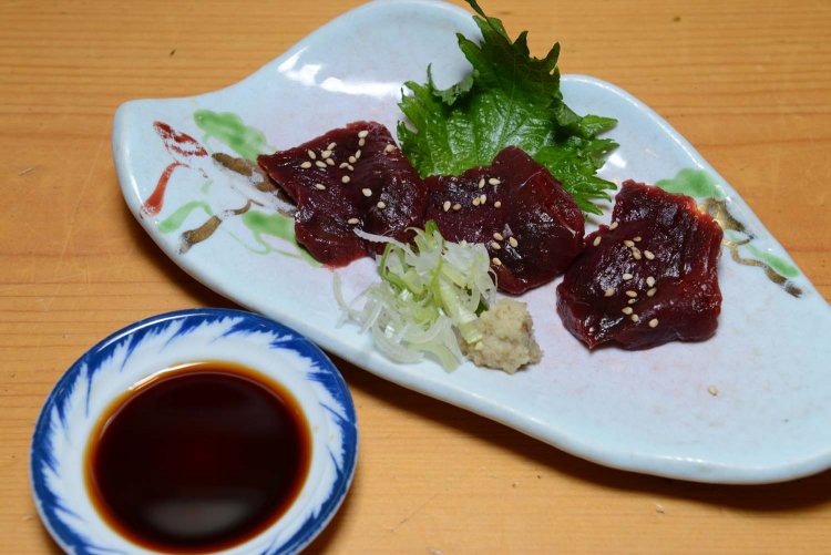 クセが少なく食べやすいという極上ミンククジラ刺身。