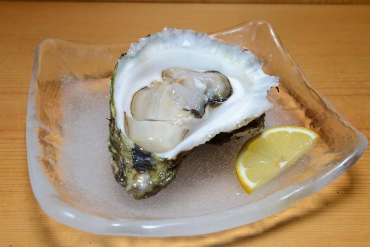 食べた瞬間に磯の香りが広がる天然極上岩牡蠣。