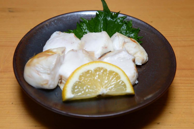 トロッとした食感と甘みがいい極上フグの白子塩焼き。