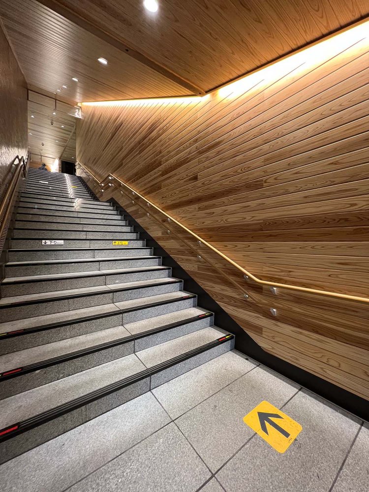 池上駅構内。木造部分は旧駅舎の廃材を利用したものだという。