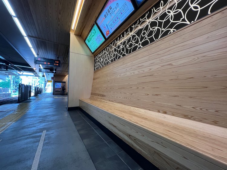 池上駅のホーム。長い木製ベンチは、旧駅時代の雰囲気を残しているというのだけど。