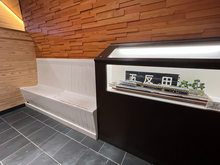 改札の近くに保存展示されている旧駅の木製ベンチ。