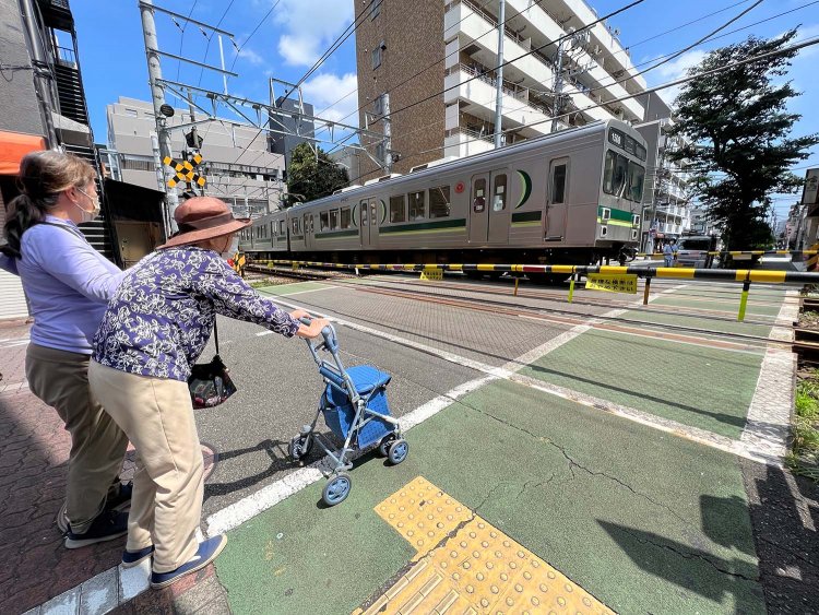踏切って、急いでいる時には迷惑でイラつく存在だけど。なんか……「昭和」っぽい風情を感じたりもする。
