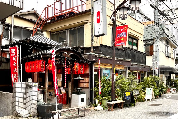 延命地蔵尊の赤い提灯が見えたら、その隣が目的地。