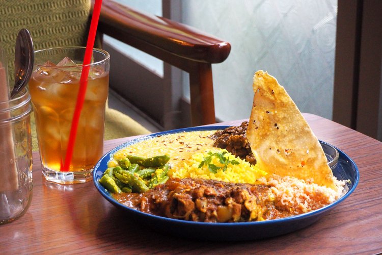 全部のせスリランカカレー1600円とハーブティー（カレーとセットで200円）。