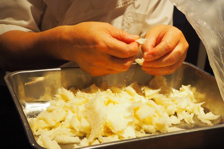 ちなみにこちらがパン粉を作っているところ。その丁寧な作業に感服……！