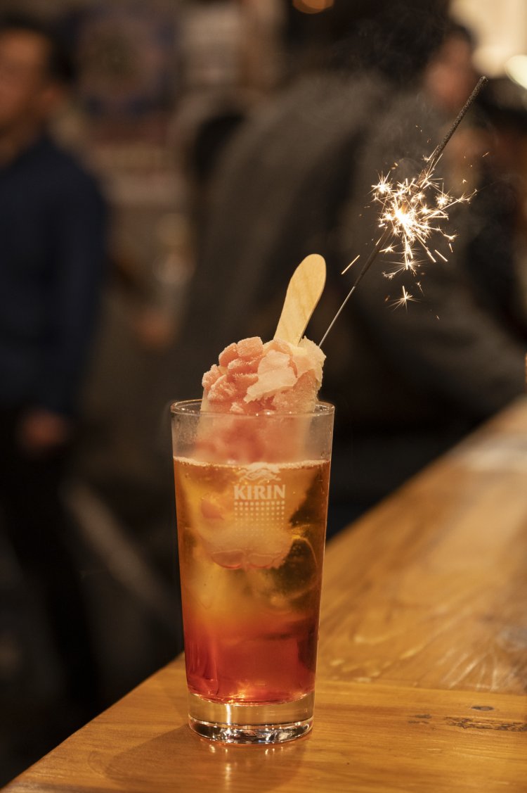 果実がたくさんついたアイスキャンディーがそのまま1本入ったリッチ果実バーサワー750円。