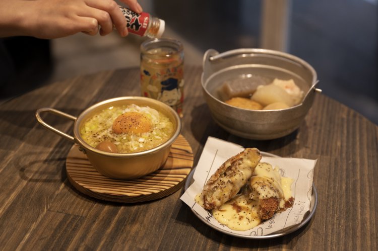 『Tunaがる』のまぐろ出汁の海鮮おでん盛り合せ5種800円。『とんとんとんきぃ』のカルボナーラメンチカツ400円。『せっかち焼鳥ハットリ』の名物鶏煮込み（玉子入り）600円。