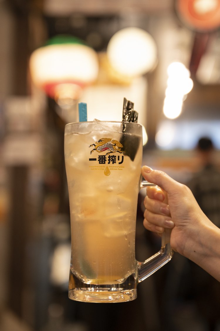 梅昆布の塩味がうまい野毛べろサワー（メガ）500円。