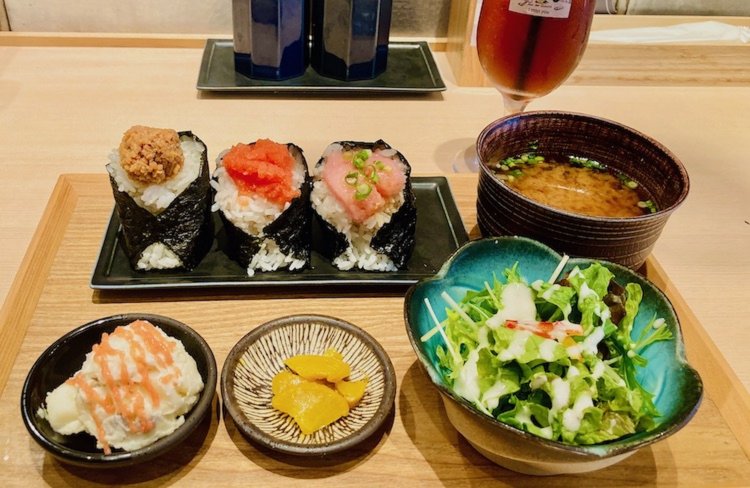 おにぎりの具はそぼろ、明太子、ネギトロ。明太子がのったポテサラもうまい！