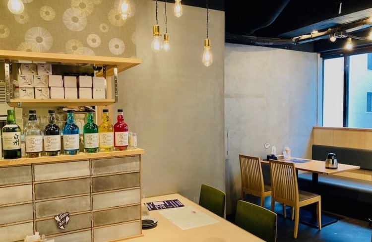 和モダンで落ち着いた雰囲気の店内には、平成ヒット邦楽が流れ、懐かしい気持ちに。