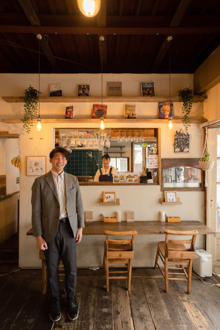 マネージャーの横尾さんと不動産スタッフの山本さん。