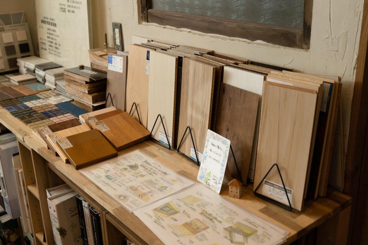 建材は自由に見て触れる。