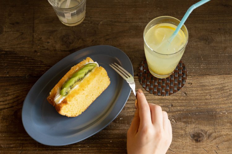 本日のシフォンサンド（キウイとレモン）450円。初夏にはメロンやマンゴーが登場。自家製レモネード500円。お冷代わりのショウガ湯にも和む。