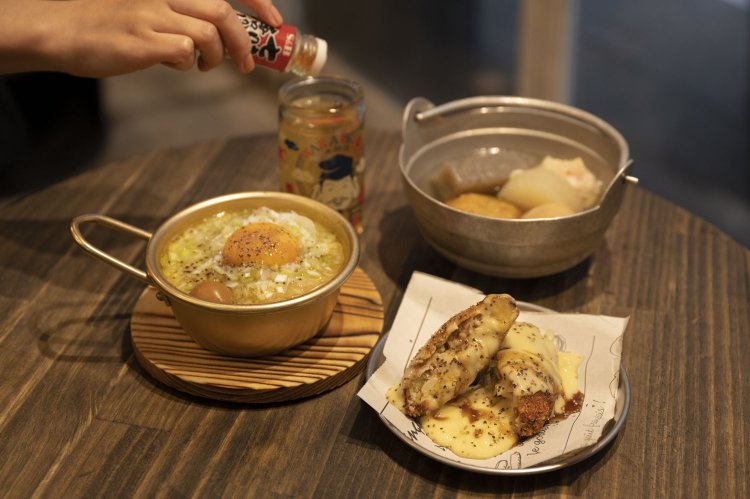 まぐろ出汁の海鮮おでん盛り合わせ5種800円をはじめ、3店舗の料理が一度に楽しめる。