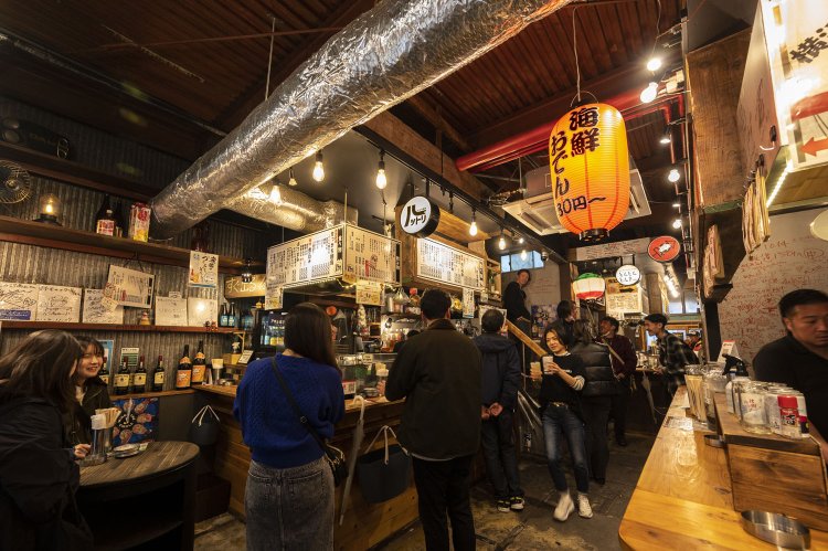 まるで立ち飲み横丁のように店舗が並び、開店直後からにぎわう。