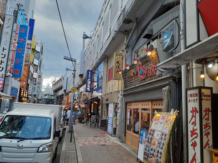 課長さんと寅さんが飲んだ焼き鳥屋「まるき屋」は、上野のガード下のこの辺り。現在はホルモン焼屋が営業してます。