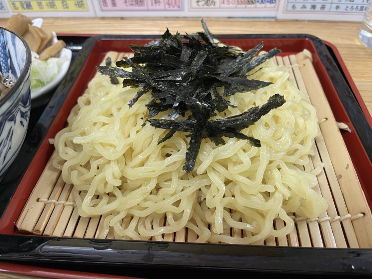 ざる中華は500円。細麺太麺があり、これは細麺。