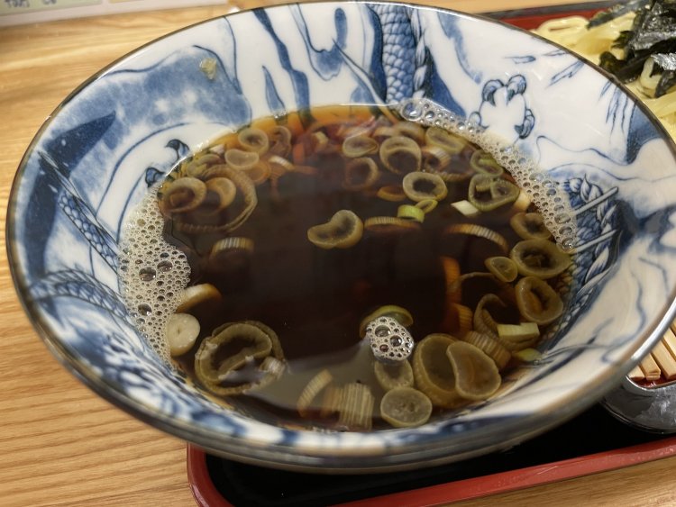 濃いめにされたそばツユは温かい。これが中華麺に合うのだ。