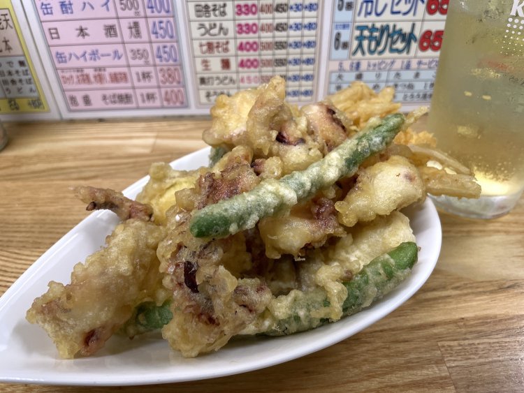 ゲソ天盛りは単品だと220円。これだけでチューハイが2杯飲めます。