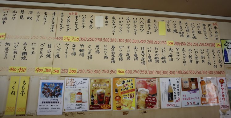 メニューは壁の短冊で確認。初めて店に入った人にもわかりやすい。