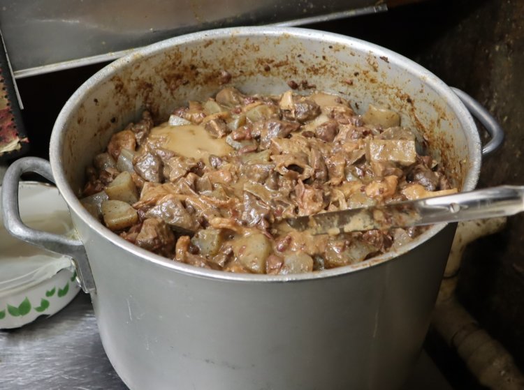 カウンター中では牛煮込がぐつぐつ煮えている。