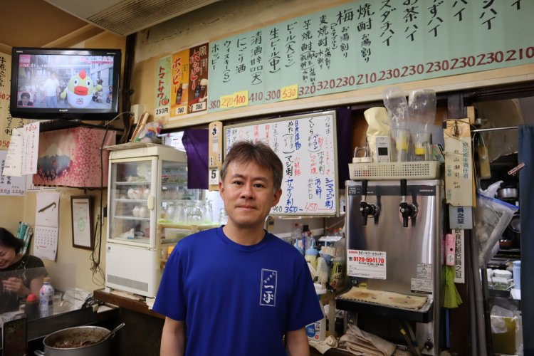 現店主の秋山猛さんで3代目。
