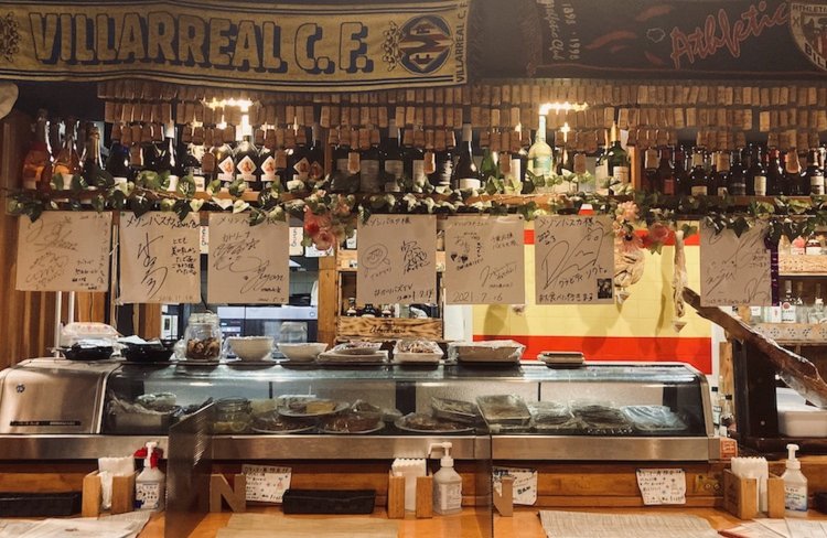 異国情緒あふれる店内。カウンターが7席とテーブルが7卓。