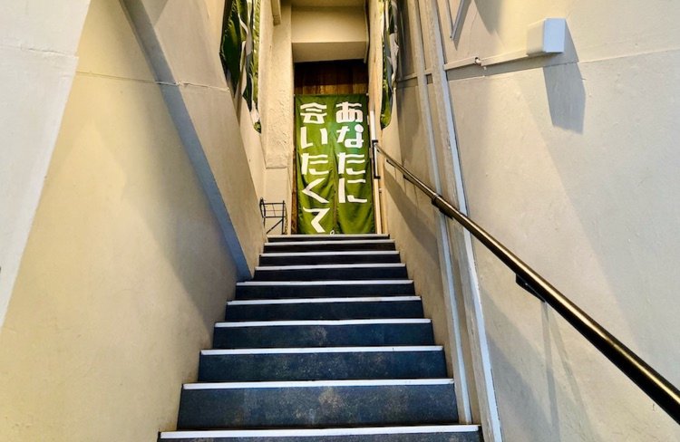 扉は向かって右側。