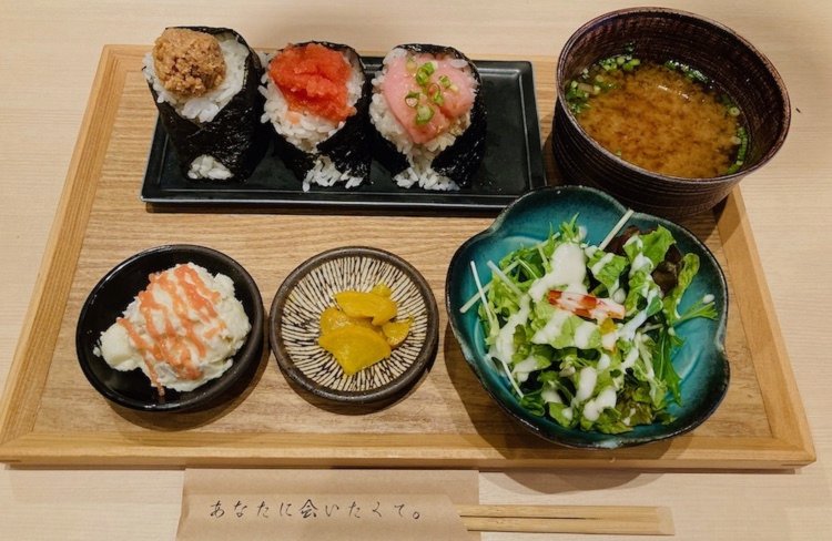おにぎり定食1300円、ウーロン茶200円。