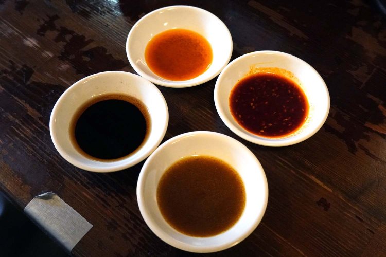 タレは普通、赤、黄、黒の4種類から選べる。香りや刺激もそれぞれ違うので、その違いを楽しめるのもリピーターが多い理由だ。