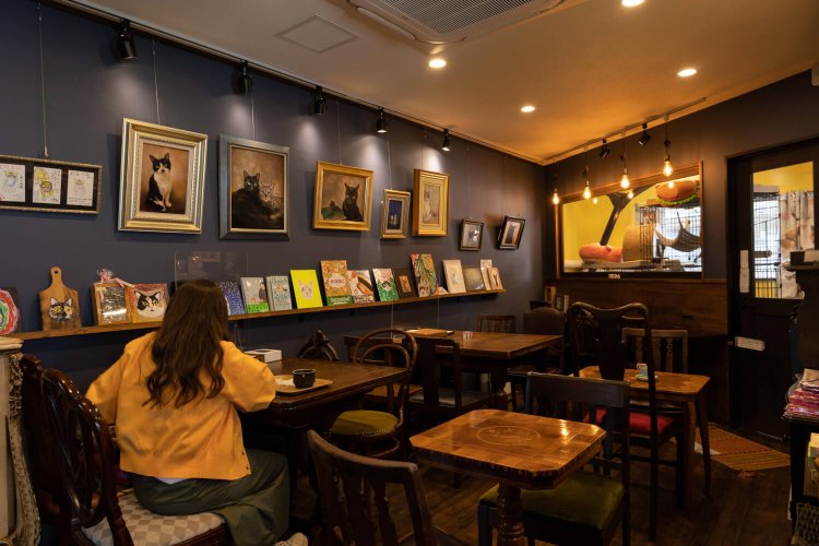 雑居ビル2階へ。アンティーク家具と小笠原真里さん画のアートが印象的な空間だ。