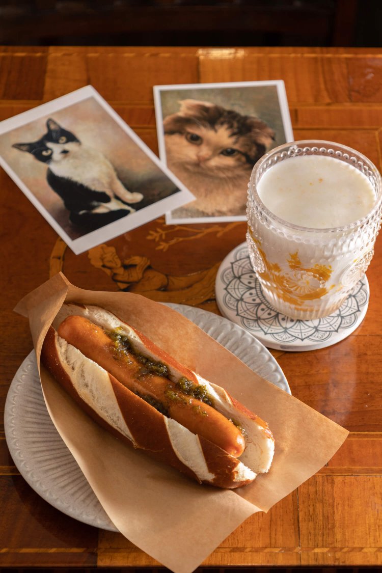 自家製ケフィアのマンゴーラッシー620円、チミチュリチリドッグ670円。