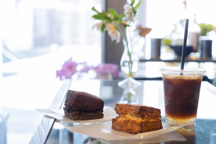 エスプレッソトニック539円、酒粕スコーン341円とチョコまみれ418円。スコーンは日替わり。