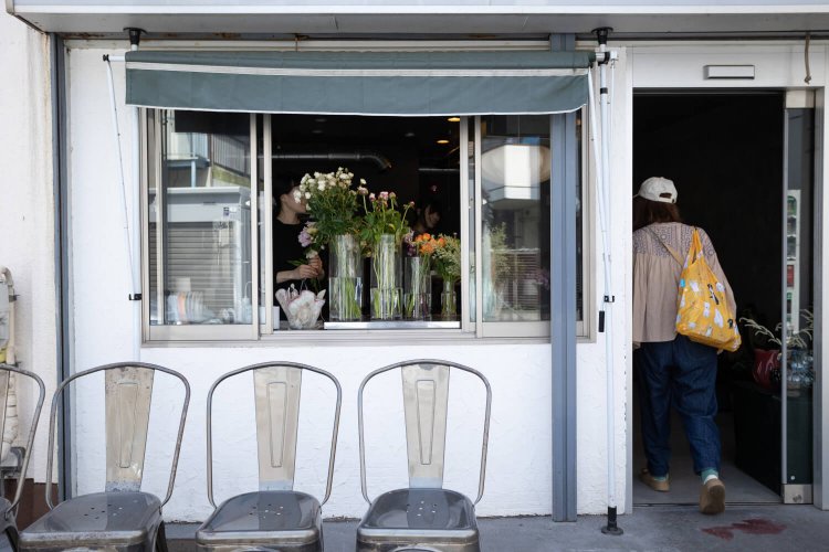 店先に椅子が並ぶが、店内にベンチもある。