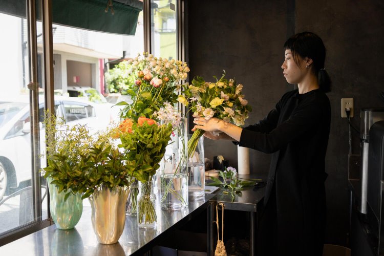 「草花や八重咲きの花が好きで、つい選んでしまいます」と、店主の綱田さん。