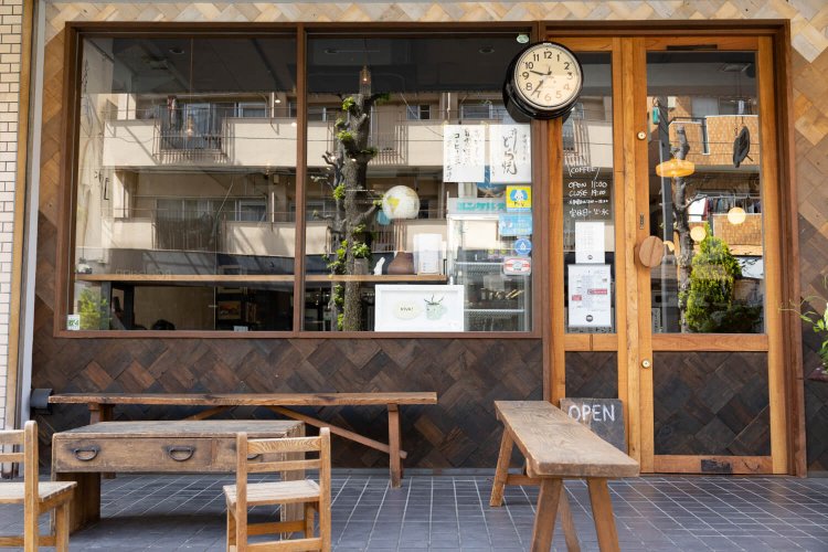 風を感じる外席。