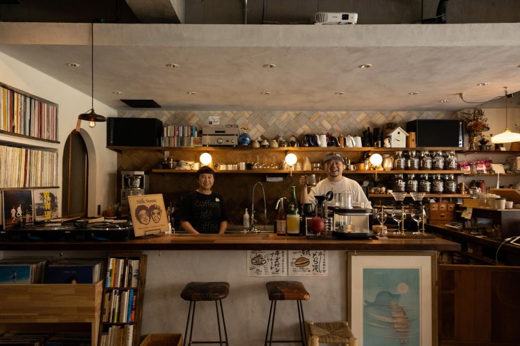 スピーカーにもこだわる中川夫妻。ワイン、クラフトビールも用意。