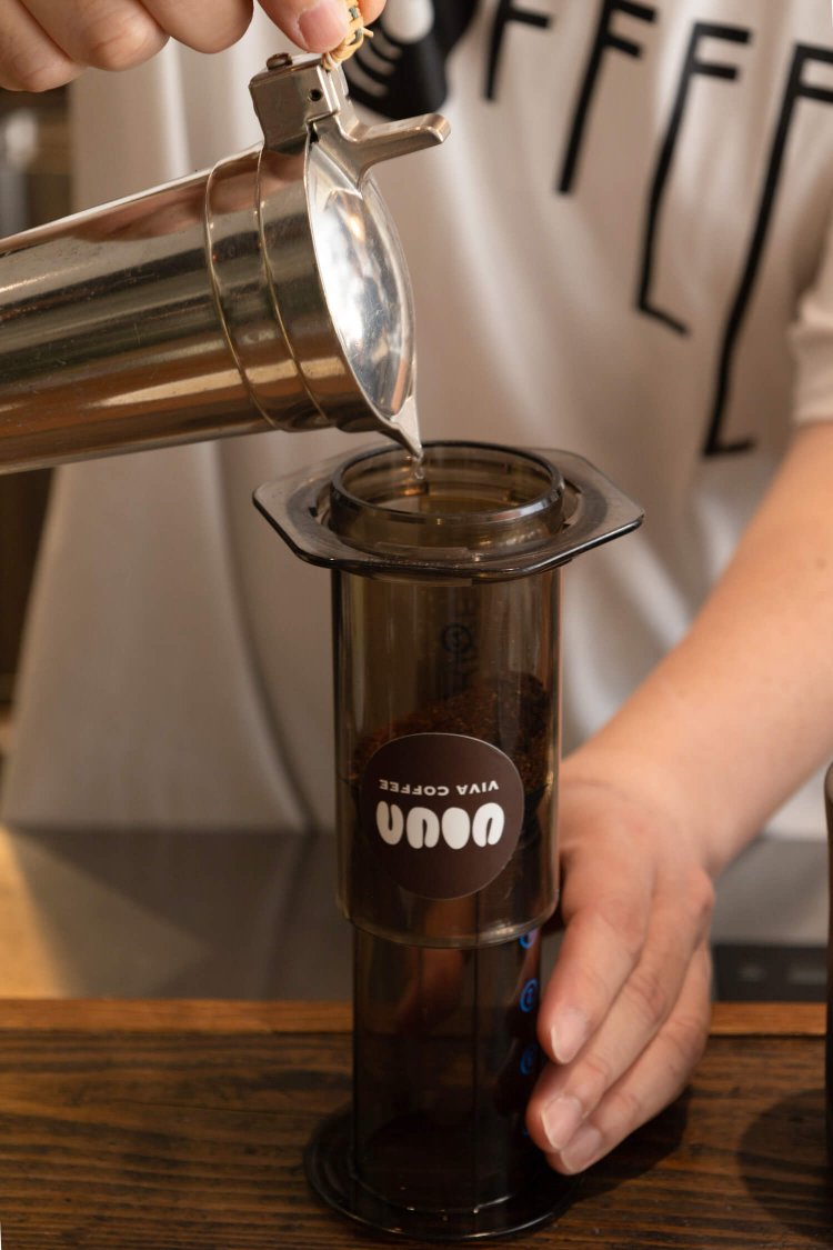 チロリで注ぎ、エアロプレスで抽出。